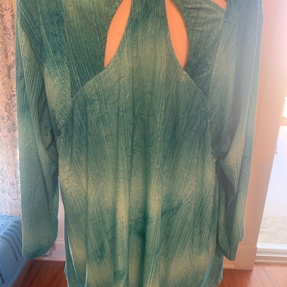 Avenue plus size 18/20 gorgeous teal top with opening in back - Picture 7 of 9